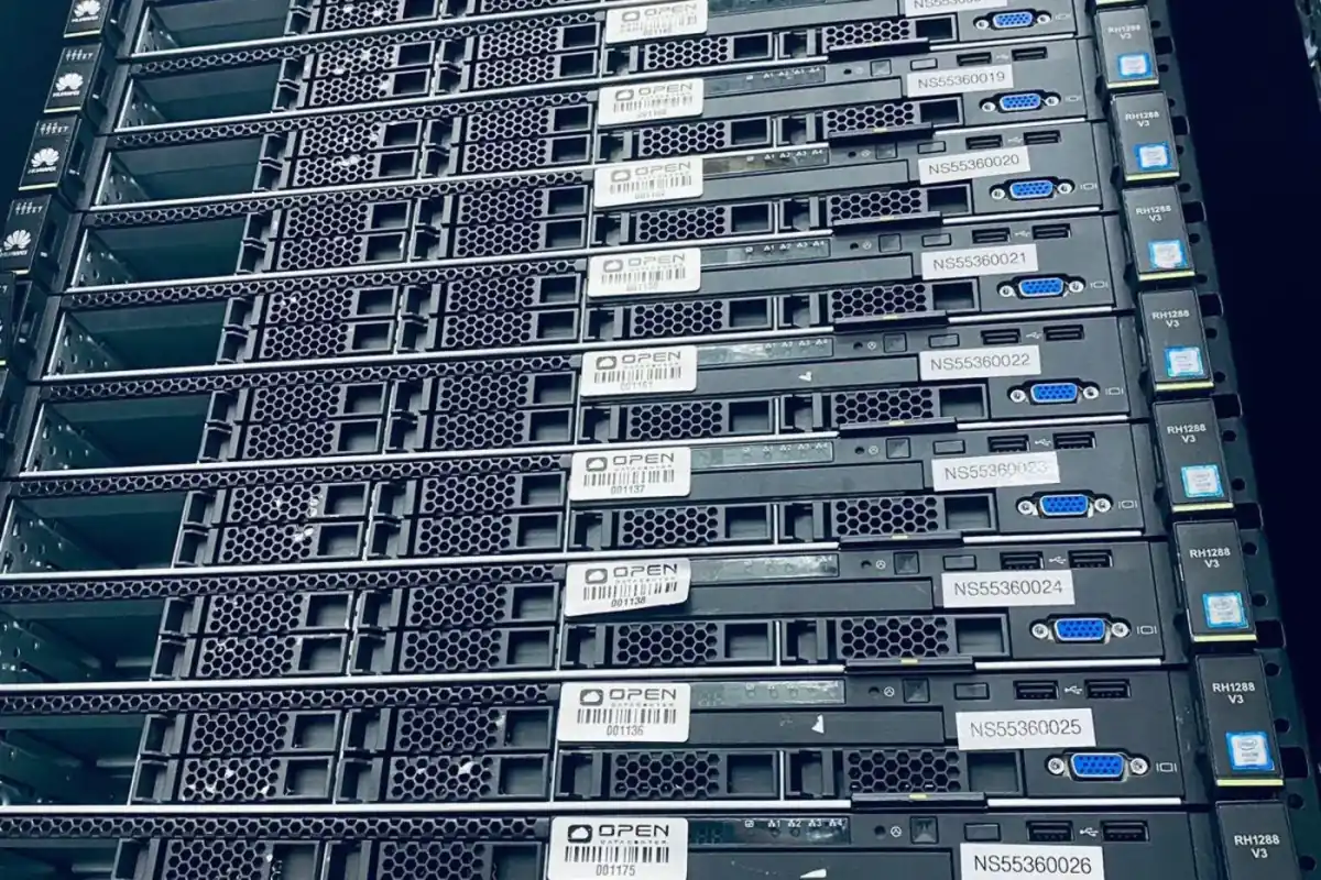 Servidores da OPEN montados no rack do datacenter
